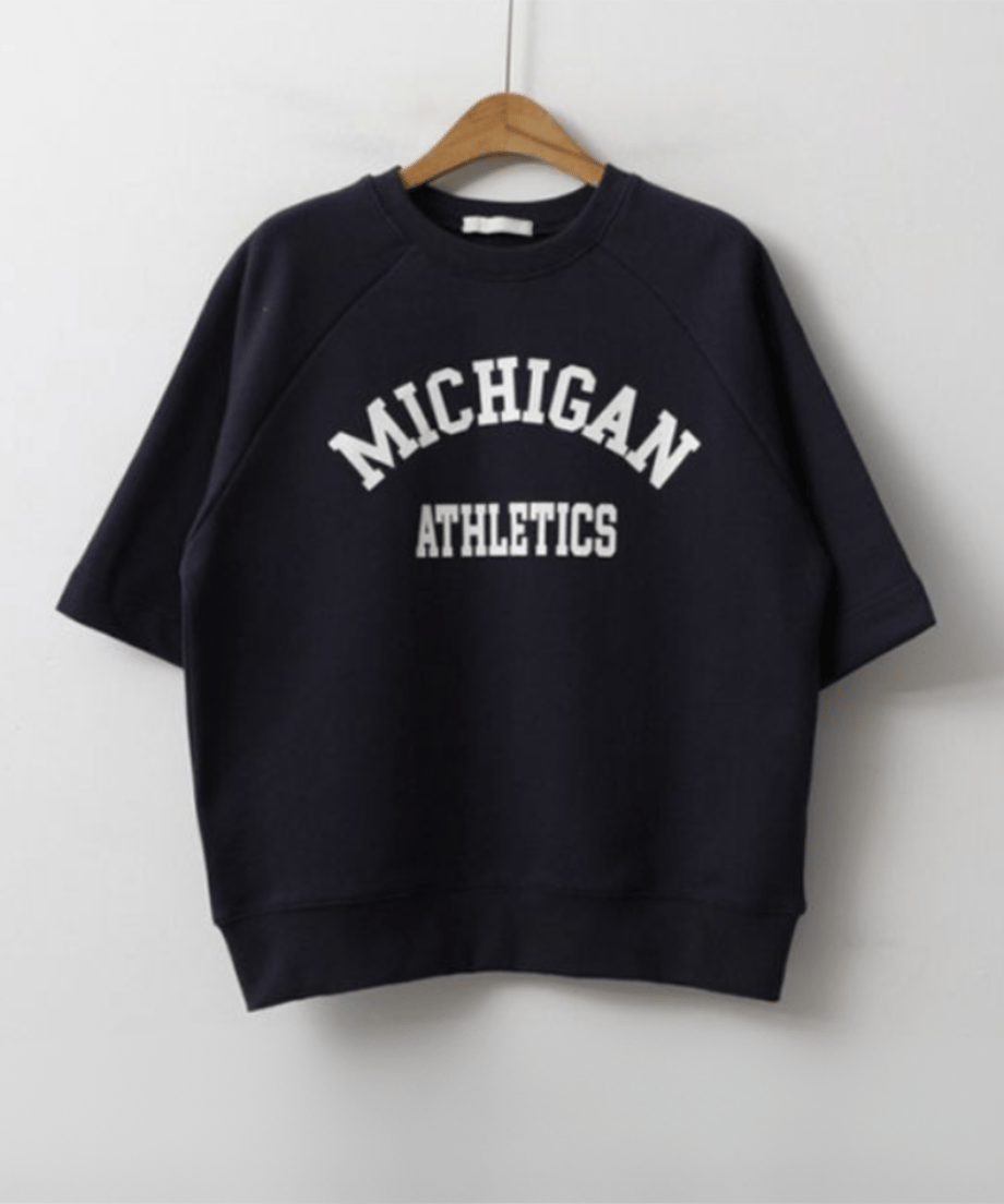 ネイビーのロゴTの全体像。