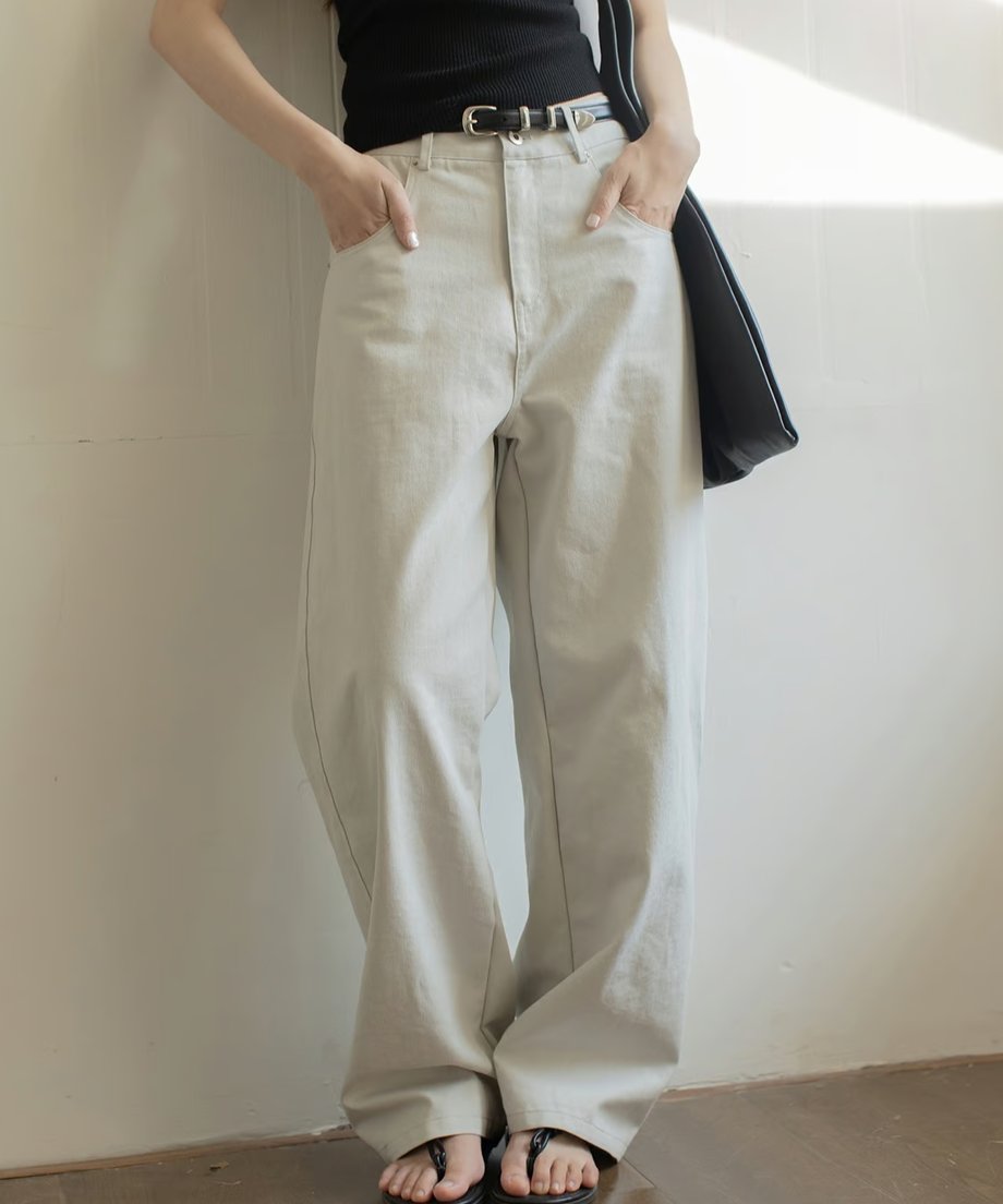ライトグレーのワイドレッグパンツを履いたモデルが黒のタンクトップと合わせている。