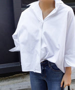 デニムパンツに白いシャツをハーフインしてた胸元のアップ。