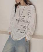 白のメッセージプリントロングTシャツとライトブルーのワイドデニムパンツを着用した女性の半身。
デニムのポケットに手を入れた写真。