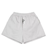 ライトグレーのパンツを平置きした商品画像。