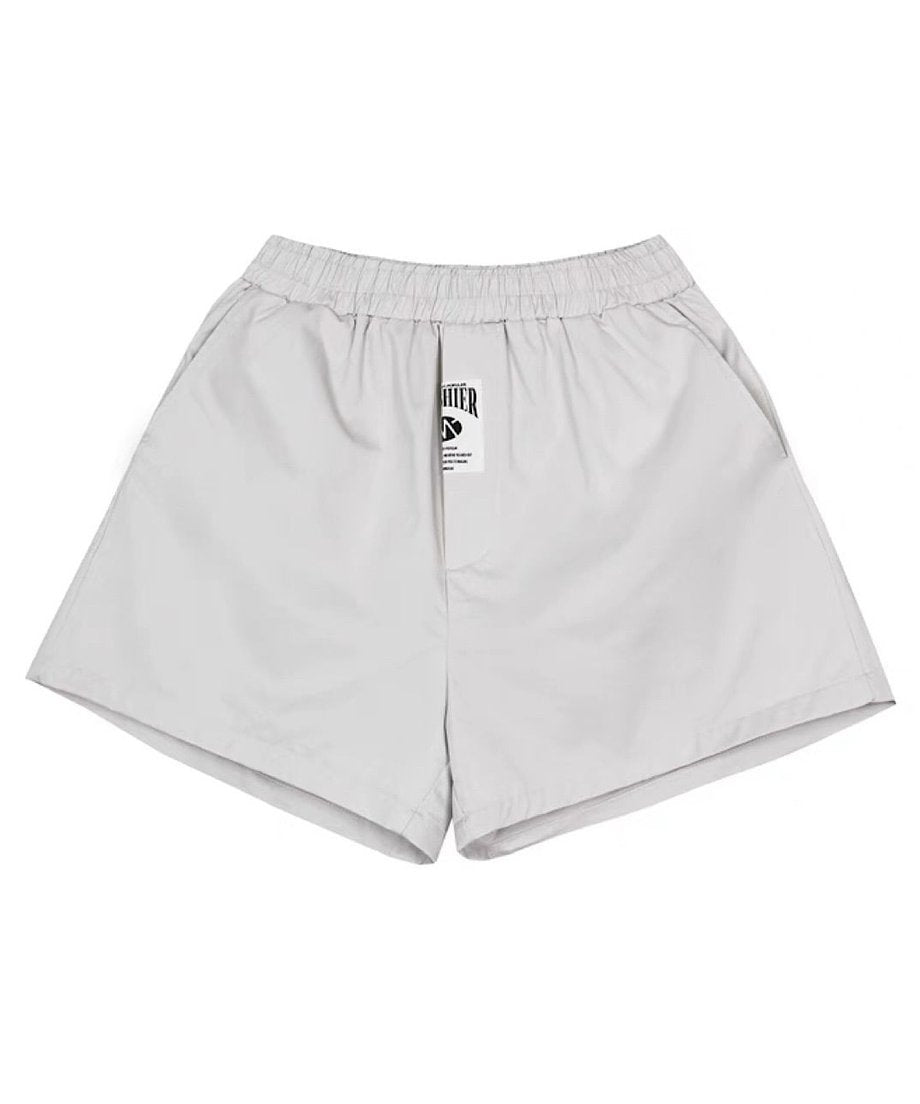 ライトグレーのパンツを平置きした商品画像。