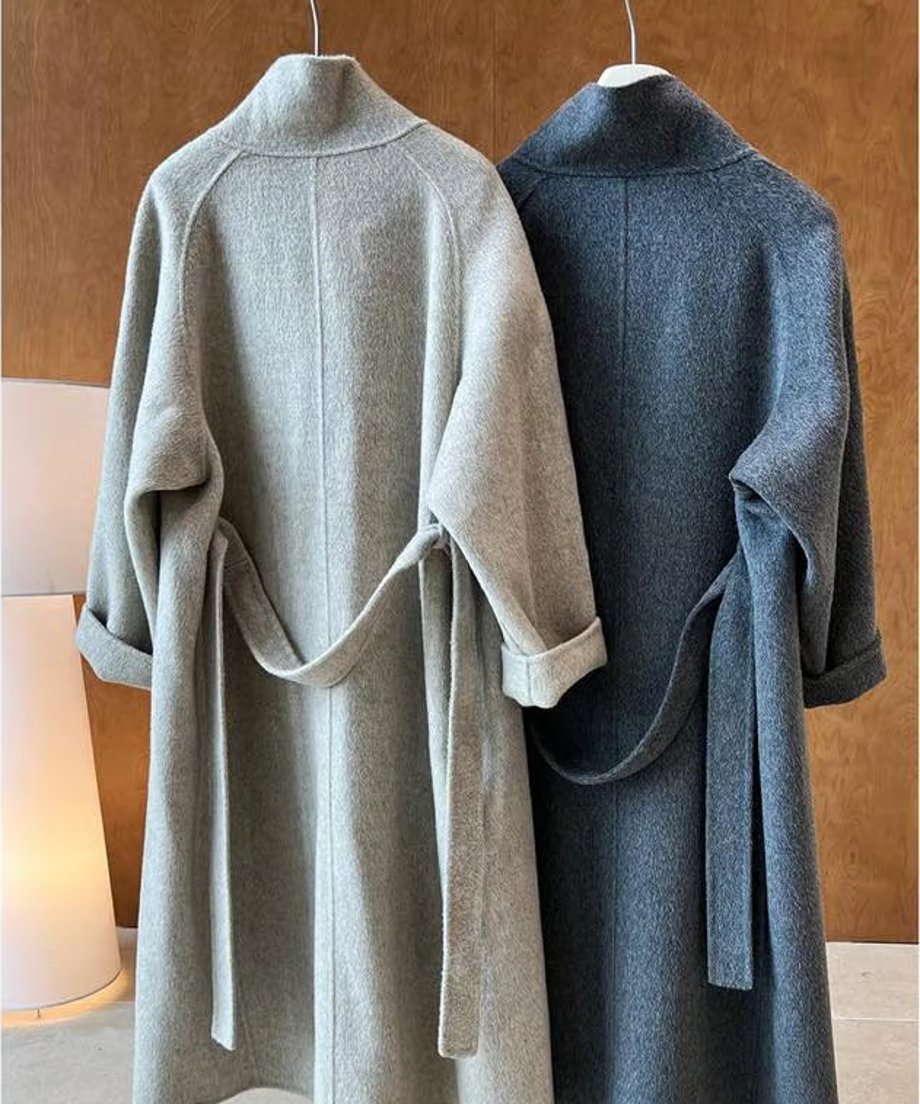モカとダークグレーのスタンドカラーコート2着をハンガーにかけた正面からの商品写真。共布ベルト付き。