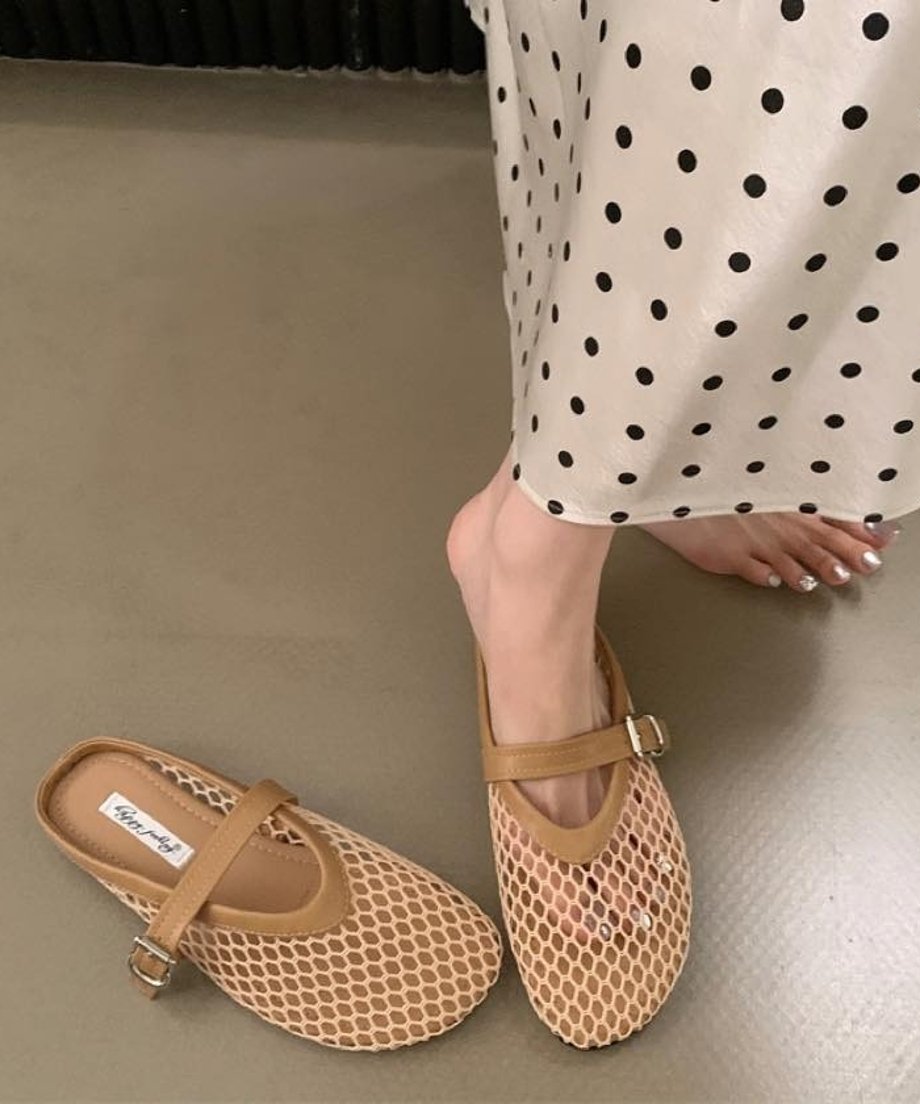 ドット柄のロングスカートにベージュのメッシュスリッポンを素足で履いている足元アップ画像。