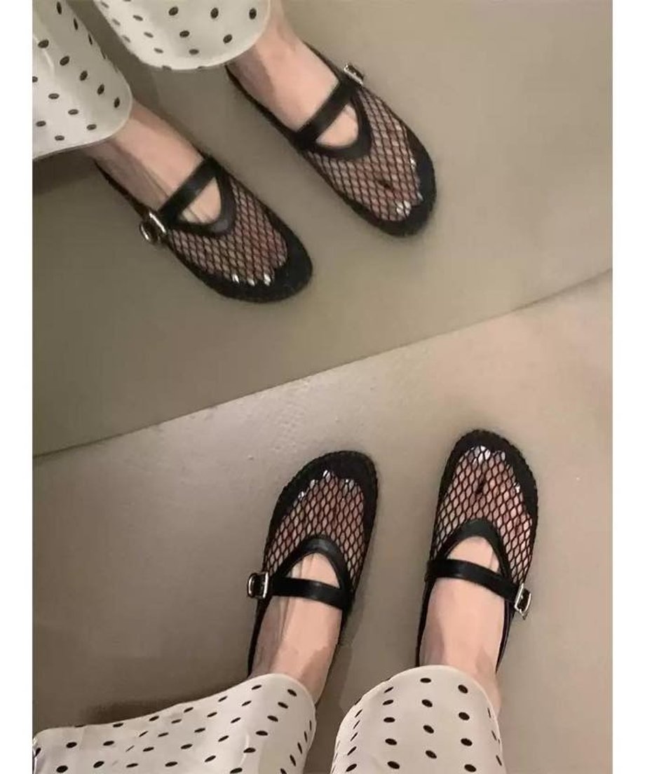 ブラックのメッシュスリッポンを履いた足が鏡の上に置かれ、靴と足元の様子が反射している画像。