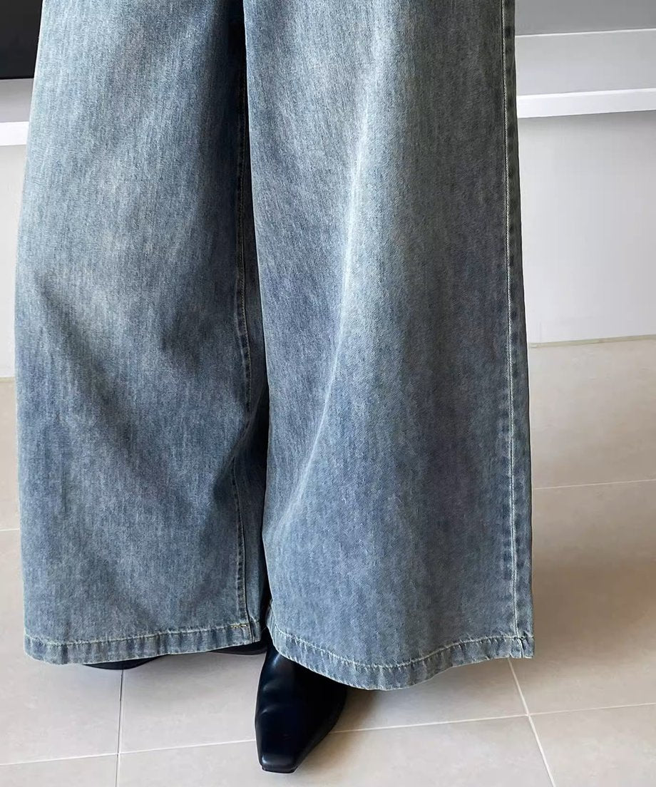 ワイドレッグデニムパンツの裾部分を強調した写真。