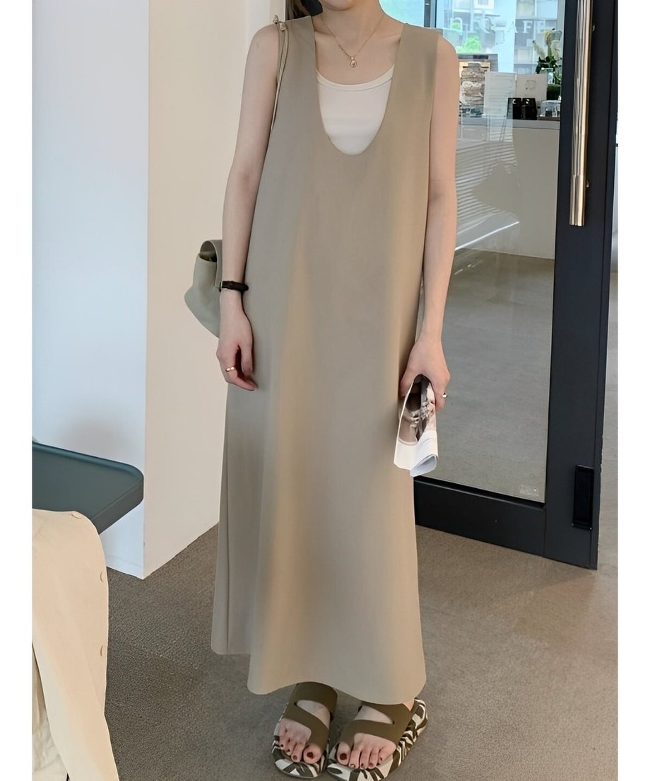 ベージュのワンピースと小物を合わせた全身のシルエット。