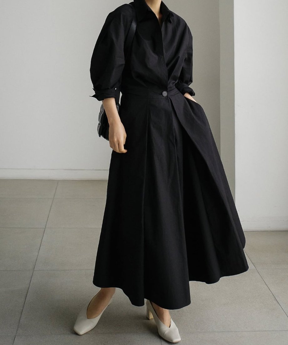 ブラックのハイウエストドレスワンピースを着用し、黒のショルダーバッグを合わせた女性の正面カット