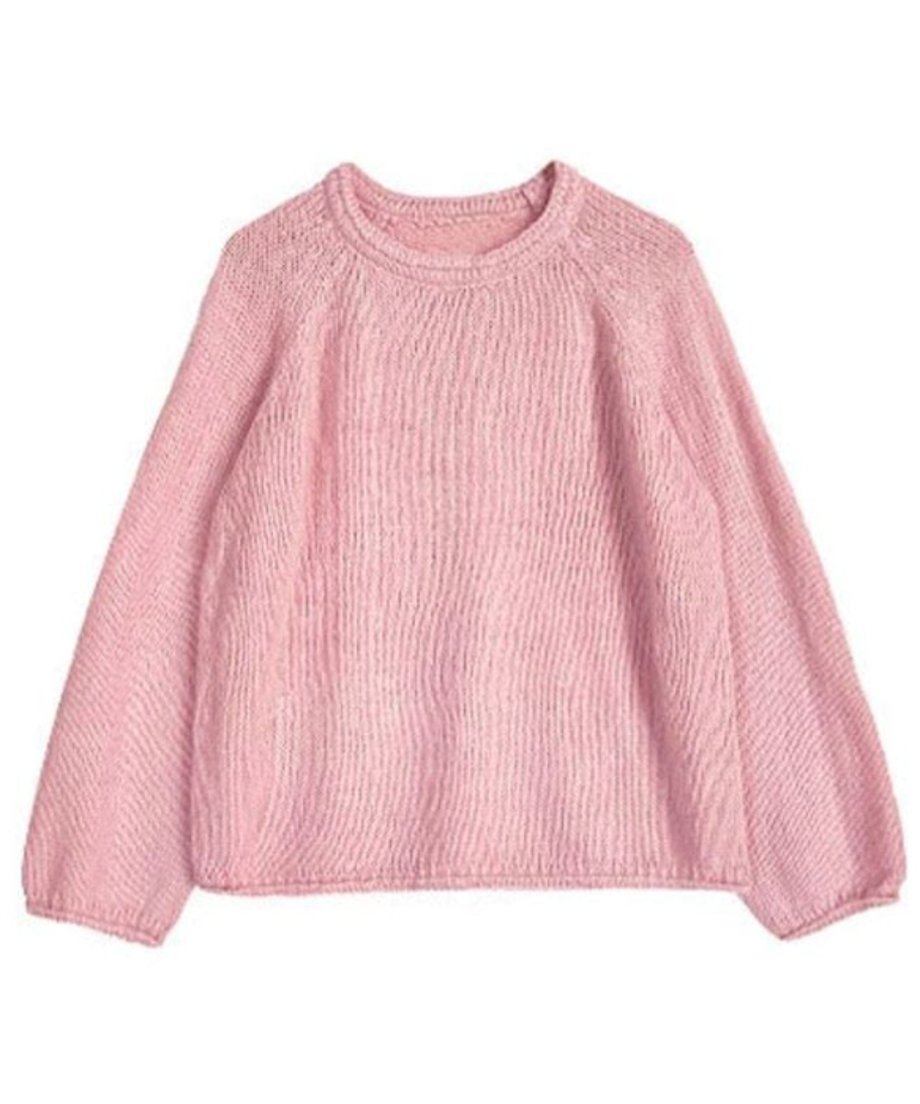 ピンクのローゲージニットを前面から写した商品のみの切り抜き画像。クルーネックで、袖口は絞られたデザイン。