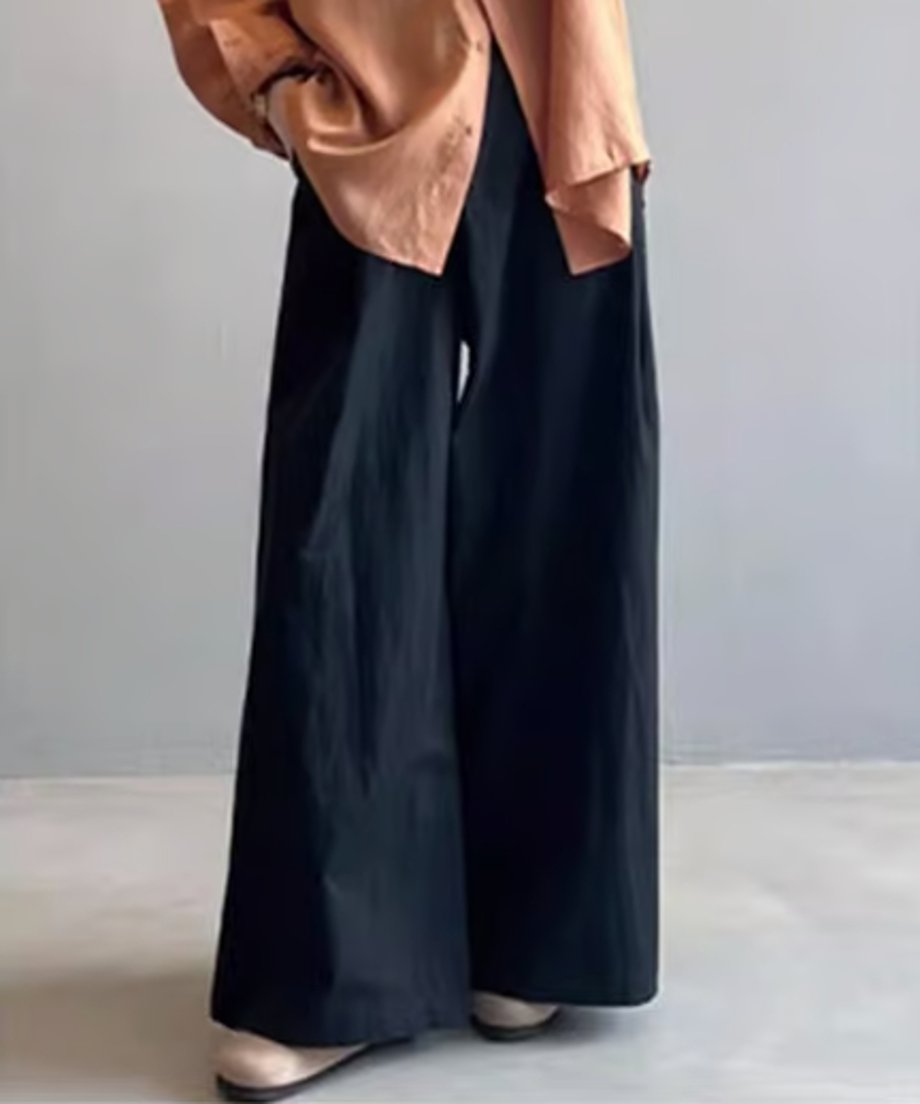 ブラックのワイドレッグパンツを正面から見たモデル。