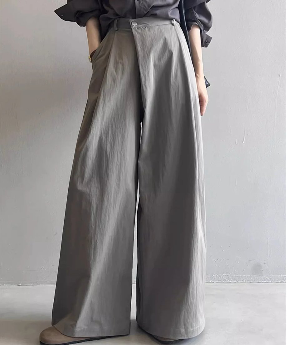 グレーのワイドレッグパンツ、シンプルでエレガントなデザイン。