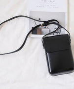 ブラックのフェイクレザーミニショルダー。光沢感のある上品な素材感。