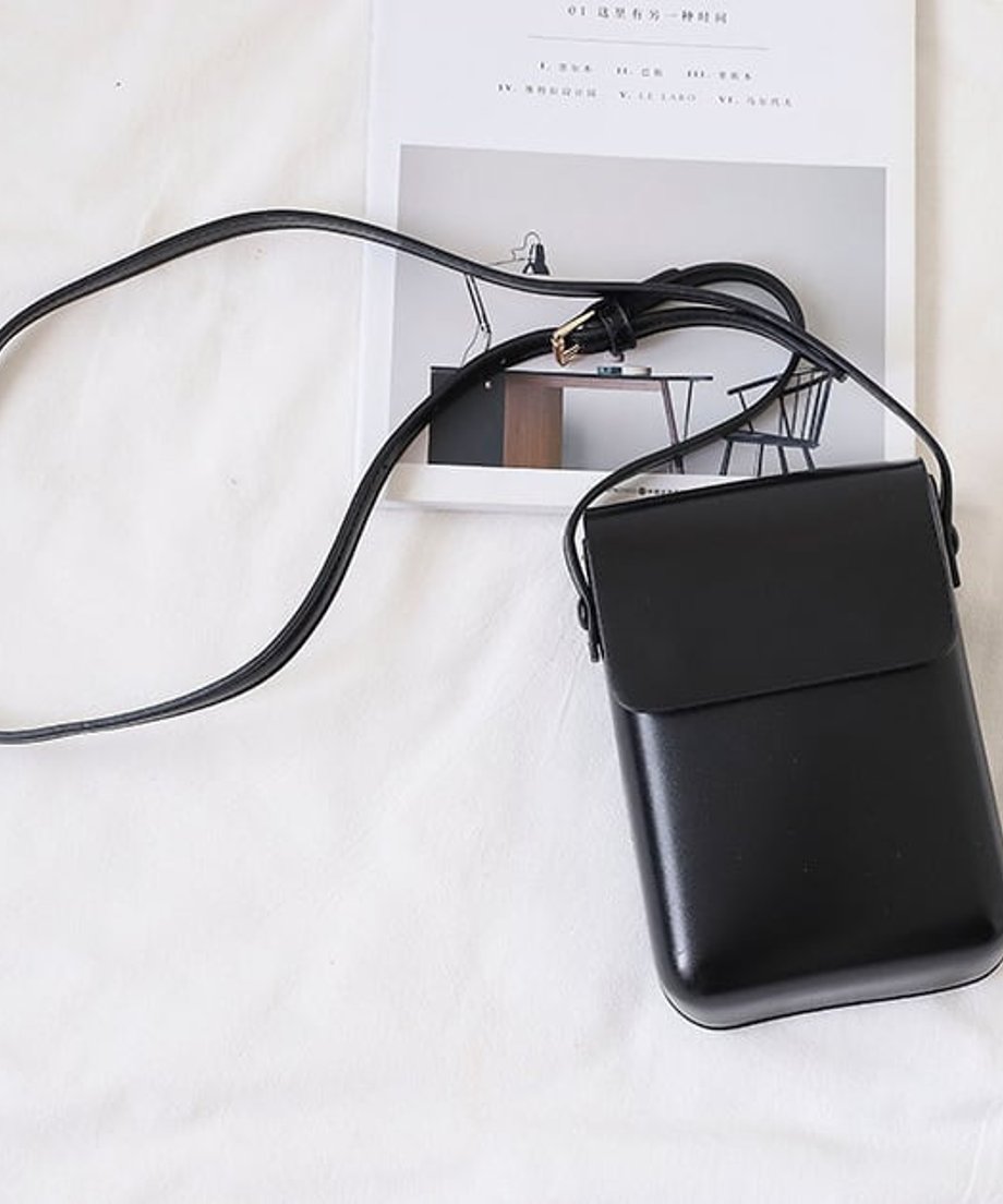 ブラックのフェイクレザーミニショルダー。光沢感のある上品な素材感。