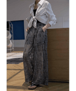 白シャツを前結びし、ハイウエストドット柄ワイドパンツと合わせた大人のリラックスコーディネート。