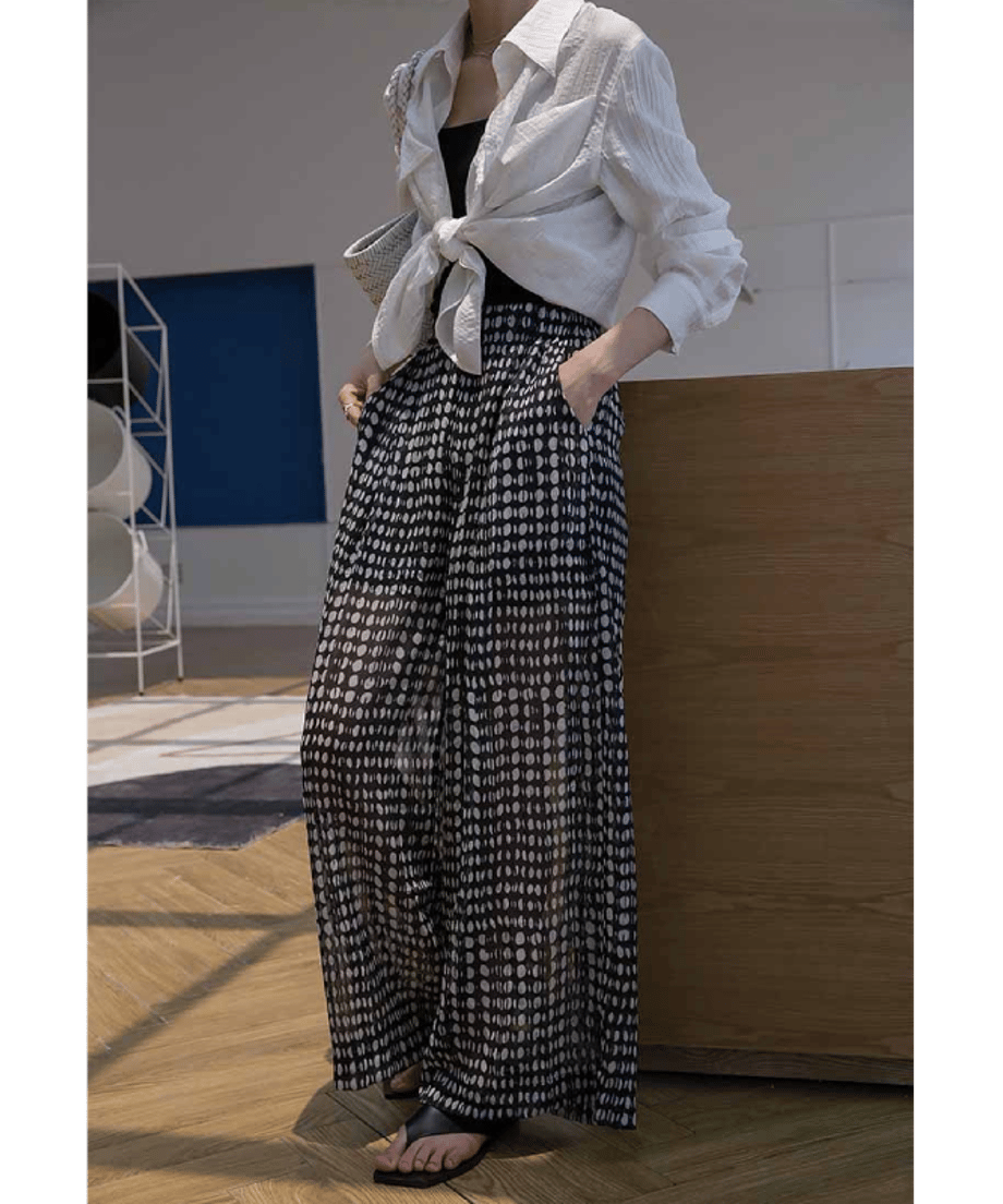 白シャツを前結びし、ハイウエストドット柄ワイドパンツと合わせた大人のリラックスコーディネート。