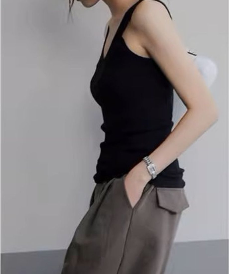 ブラックのリブタンクトップを着た女性が手をポケットに入れている画像。フィット感がありながら動きやすいデザイン。