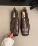 光沢のあるブラウンの合皮製スクエアトゥローファーが並べられた接写。