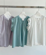 ラベンダー、ライトブルー、ホワイトのブラウスをハンガーにかけた商品写真