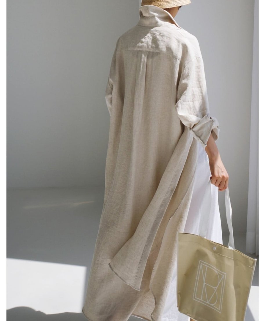 アイボリーのロングシャツを後ろから見たシルエット。