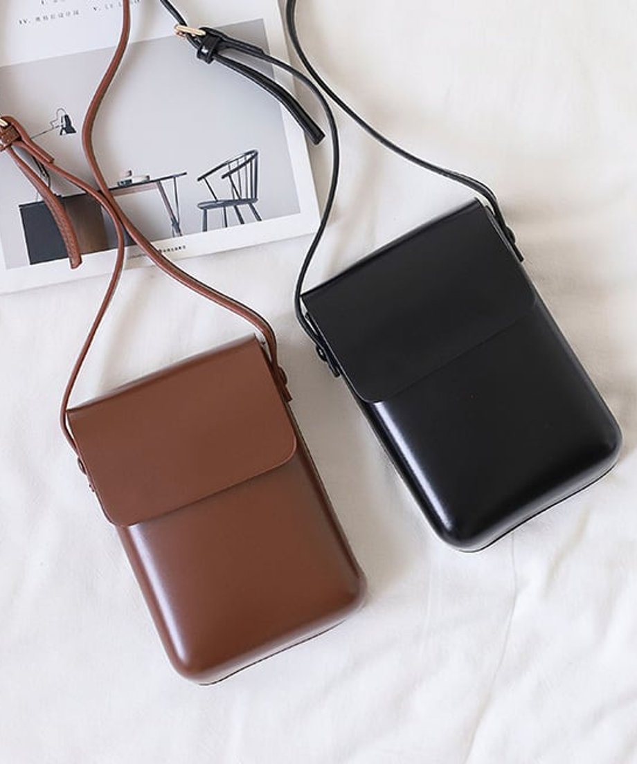 ブラウンとブラックの2色のスマートフォンポーチが並び、落ち着いた色合いの質感がわかる。