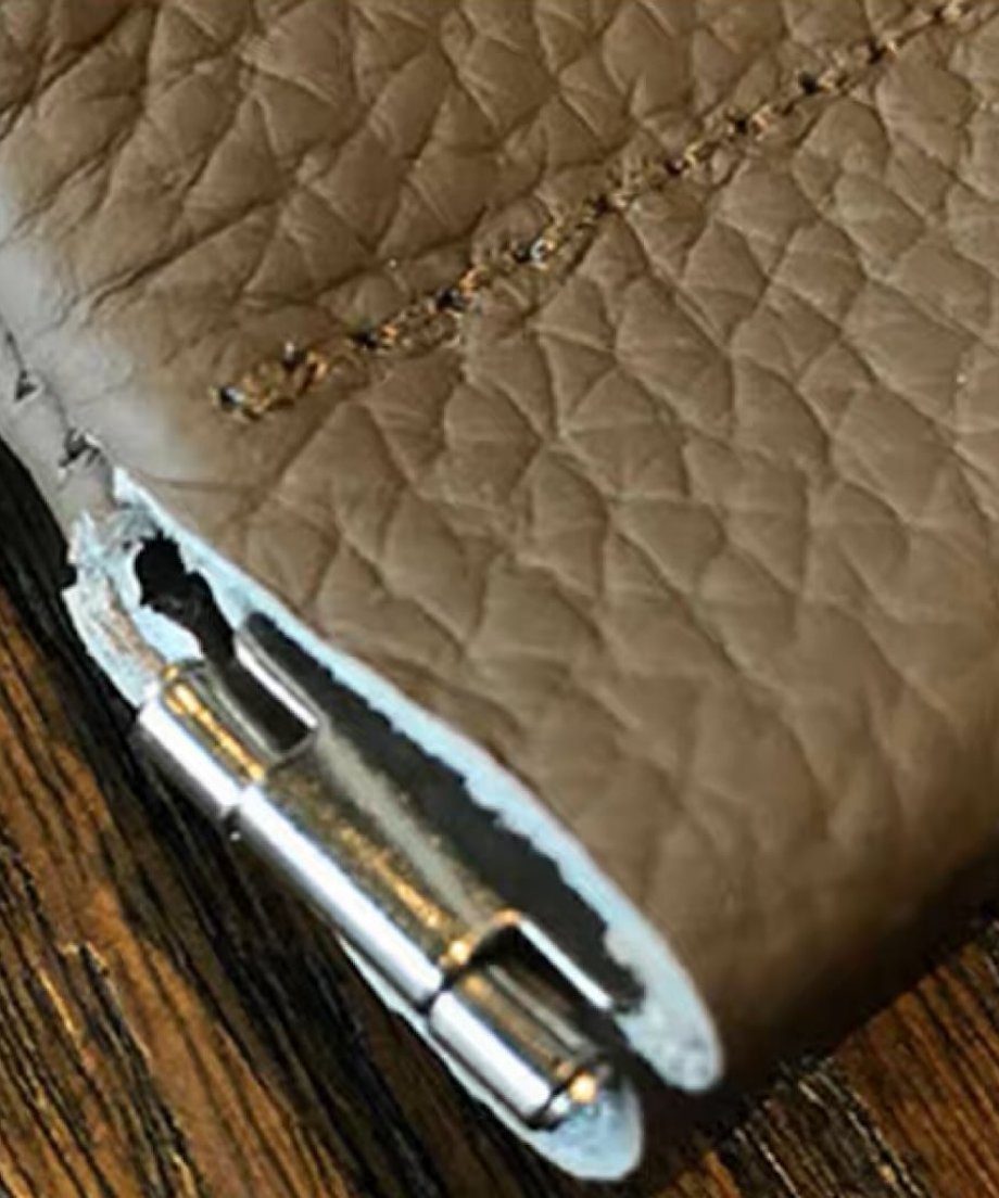 ポーチの開口部に使用されているシルバーのバネ口金具のズームアップ。