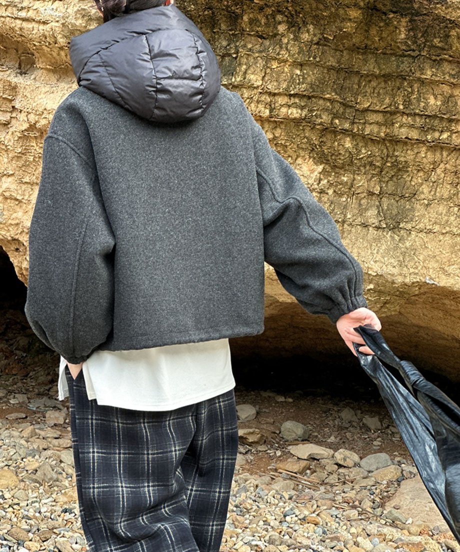 ブルゾンを着用した後ろ姿。フードの立ち上がりと背中のシンプルなデザイン、チェックパンツとの合わせ。