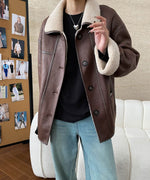 ブラウンのレザー面を着用し、黒のトップスと合わせたアップ画像。レザーのマットな質感が分かる。