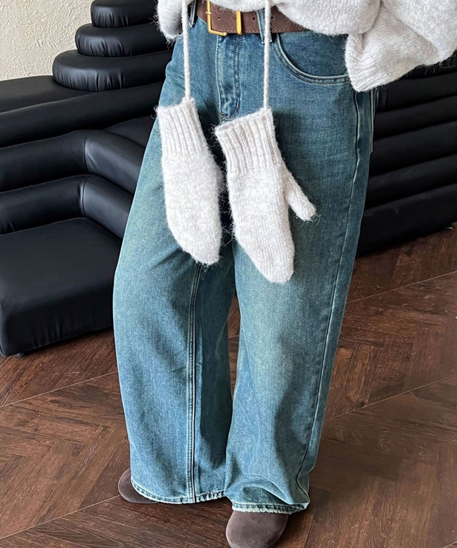 デニムパンツを着用し、ベルトループに白いニット手袋をぶら下げた遊び心のあるアレンジ画像。