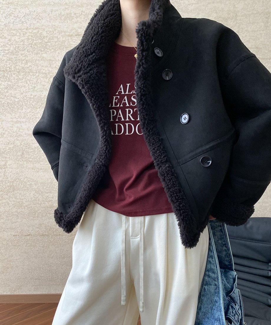 ブラックのジャケットを着用している女性の上半身画像。大きめの襟が顔周りを包み込み、小顔効果と防寒性の高さを感じさせる。