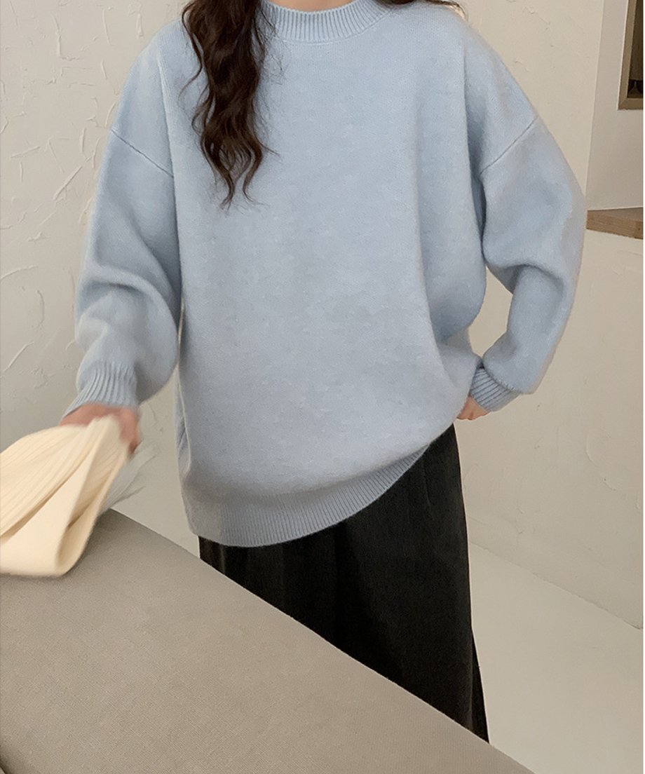 ライトブルーのニットプルオーバーを着用した女性の正面カット。シンプルなデザインと素材の柔らかさが伝わる構図。
