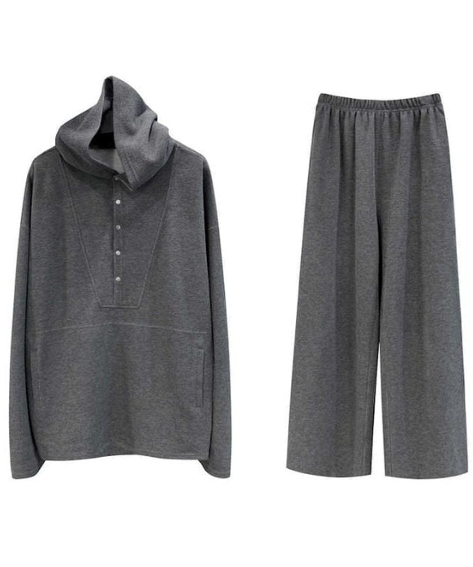 グレーのプルオーバーフーディーとワイドパンツを並べた商品単体の画像。トップスにはスナップボタンと大きめのカンガルーポケット、ボトムスはウエストゴム仕様のワイドシルエット。