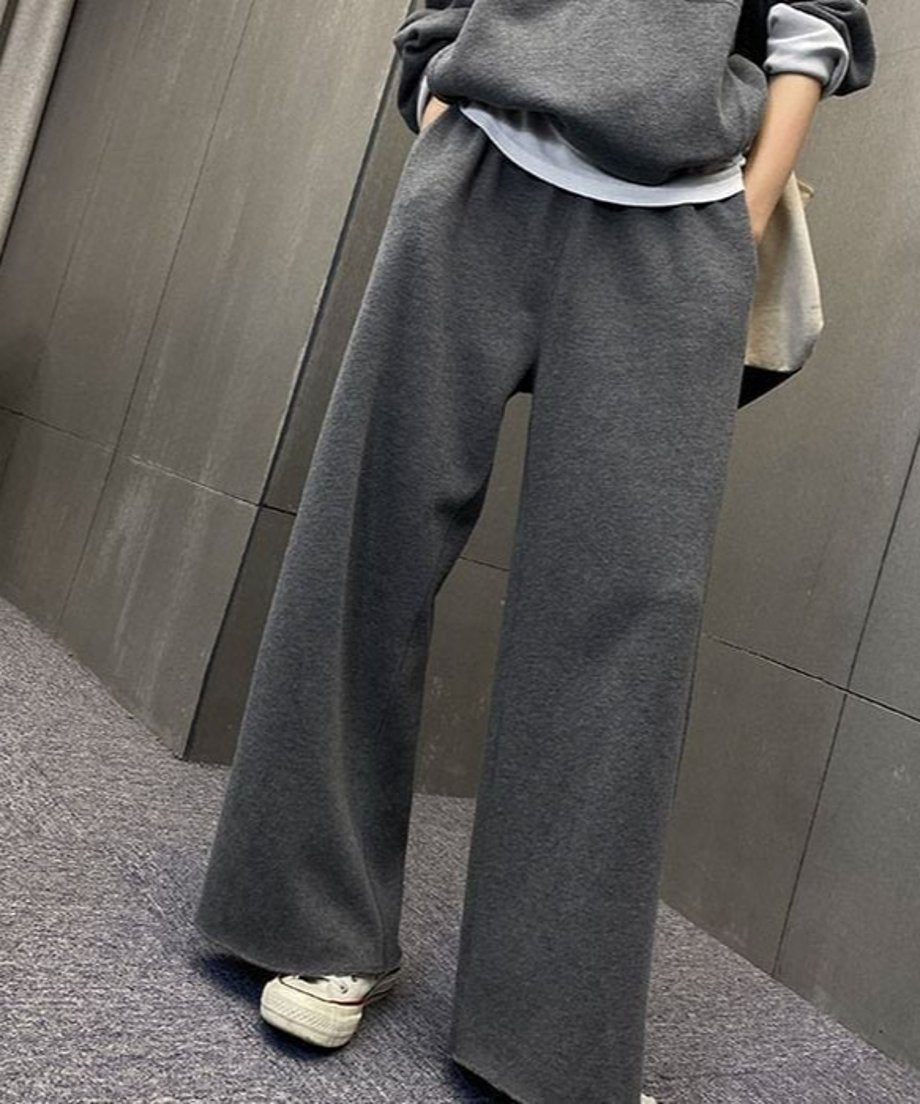 グレーのワイドパンツの全体像。ルーズなワイドストレートシルエットが確認できる。