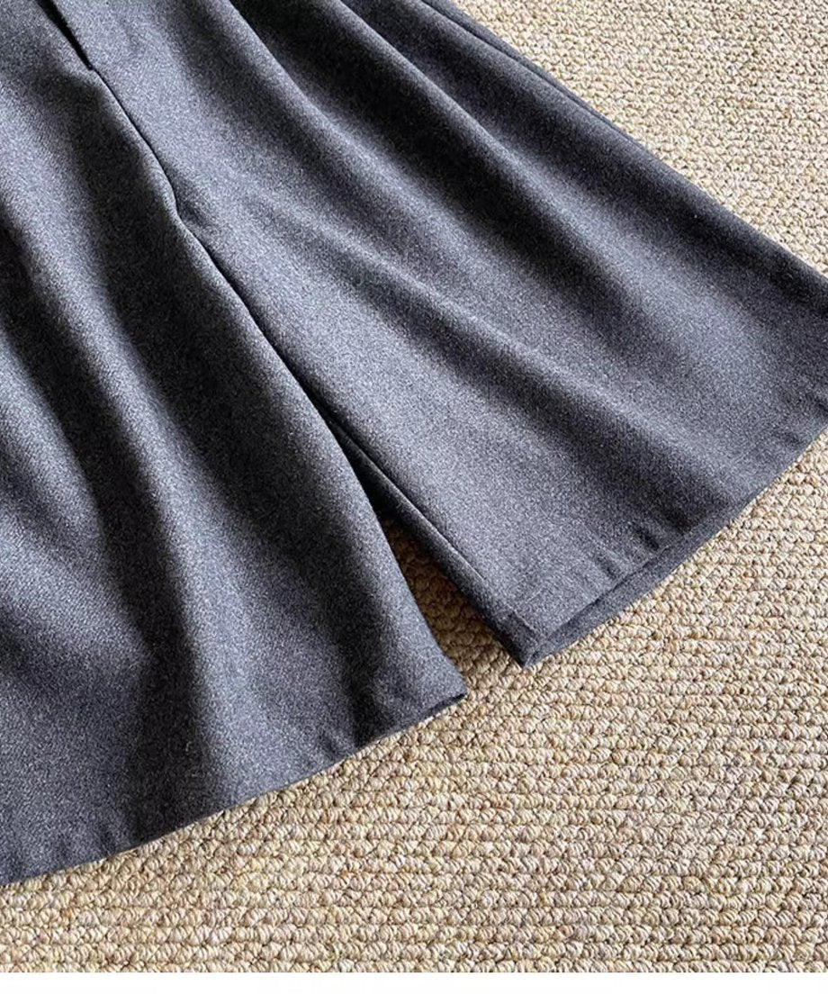 グレーのワイドハーフパンツの裾部分のクローズアップ。生地の厚みとゆったりした裾のラインが確認できる。