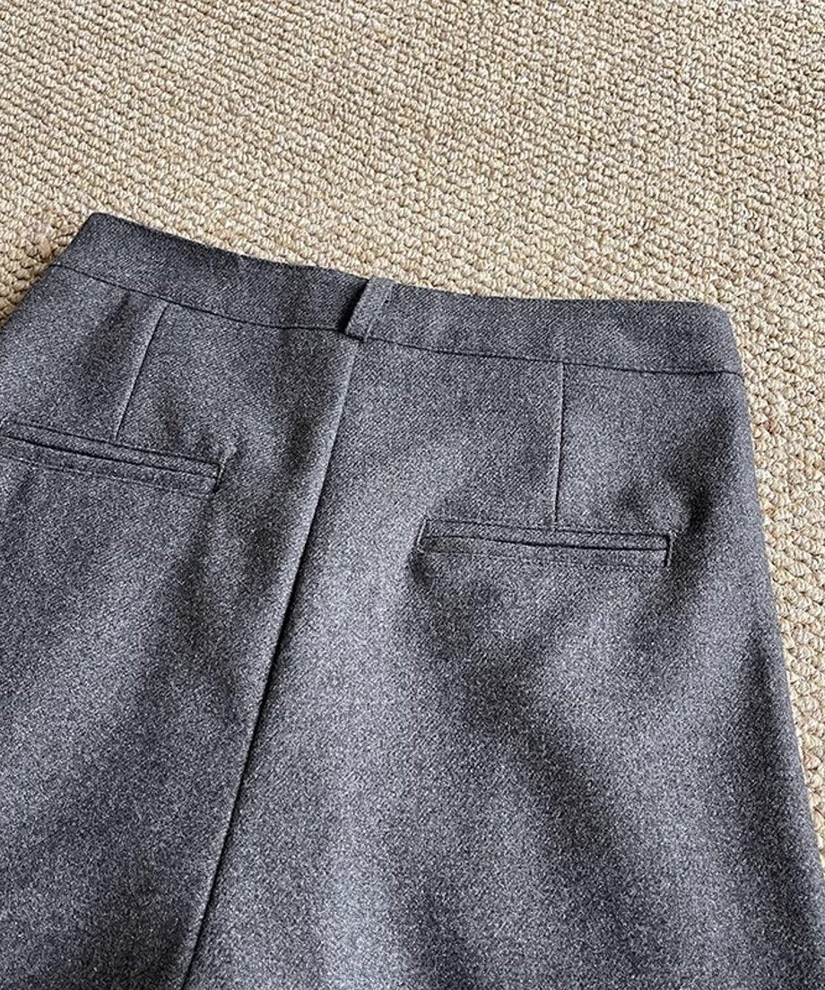グレーのワイドハーフパンツのフロントウエスト部分の後ろ側のクローズアップ。ベルトフープやシンプルなディティールが見える。
