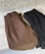 茶色と黒の太畝コーデュロイ膝丈ワイドパンツを広げて並べた状態。