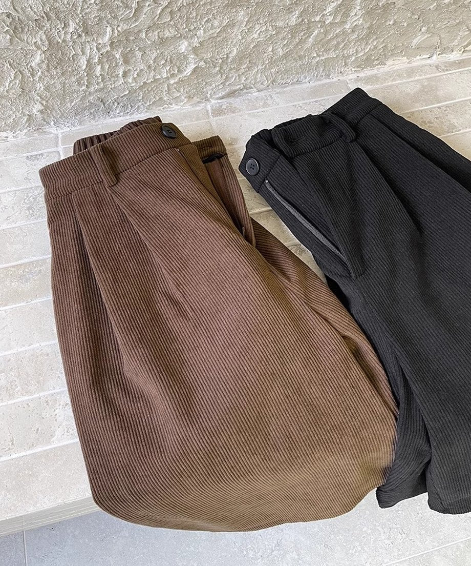 茶色と黒の太畝コーデュロイ膝丈ワイドパンツを広げて並べた状態。