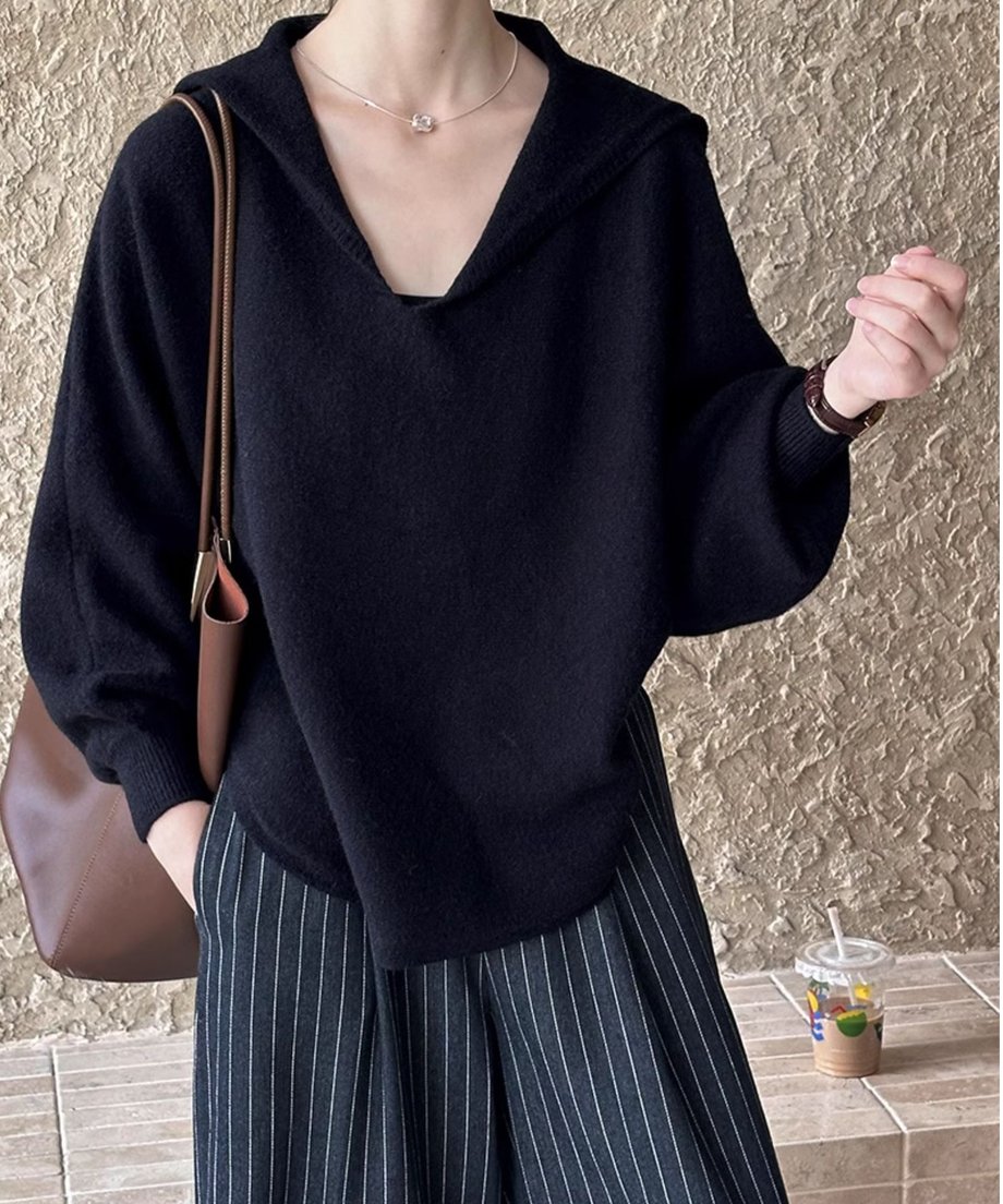 黒のセーラーカラーVネックニットにストライプ柄のワイドパンツを合わせ、茶色のショルダーバッグを持った上半身のコーディネート。