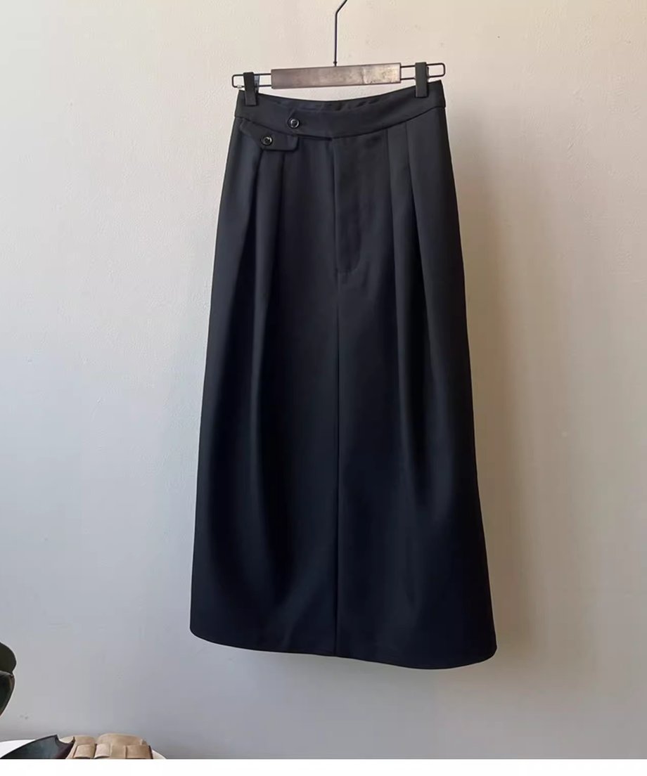 黒のタックスカートがハンガーに掛けられた全体画像。