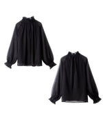 黒のドット柄シアーブラウスの前後を白背景で撮影した商品画像。