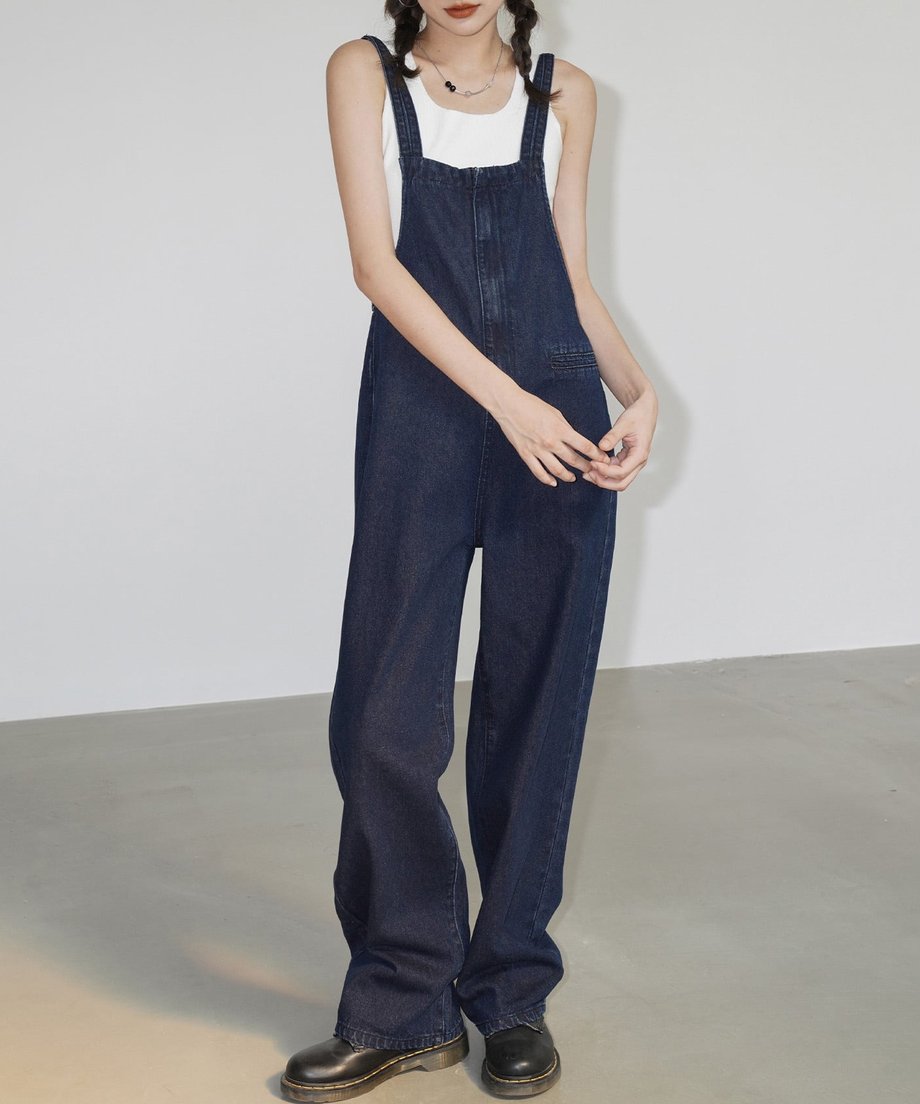ワイドシルエットのデニムサロペットを着用した女性の全身フロントショット。