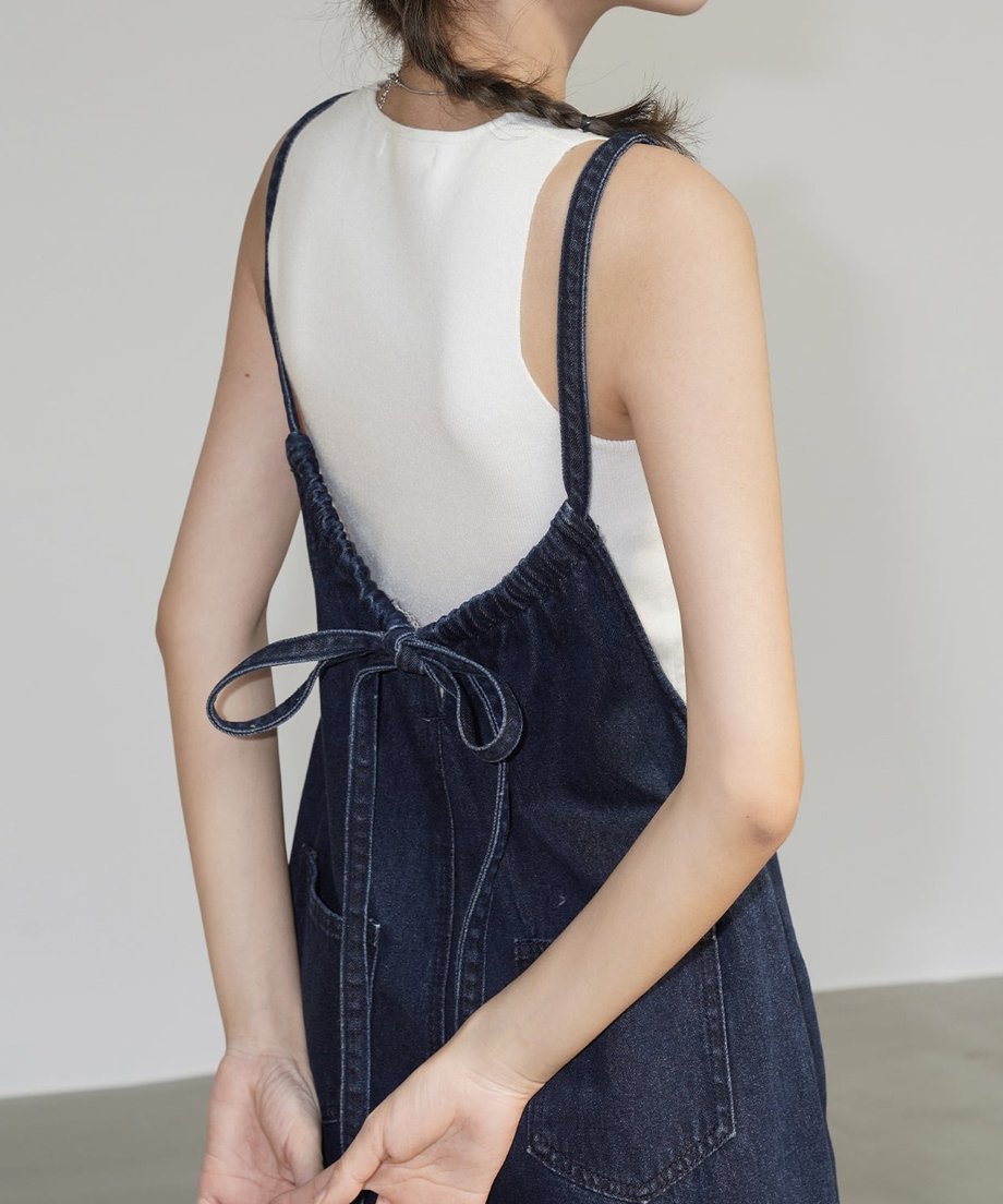 背中のリボンと三つ編みヘアの女性のバックスタイル。