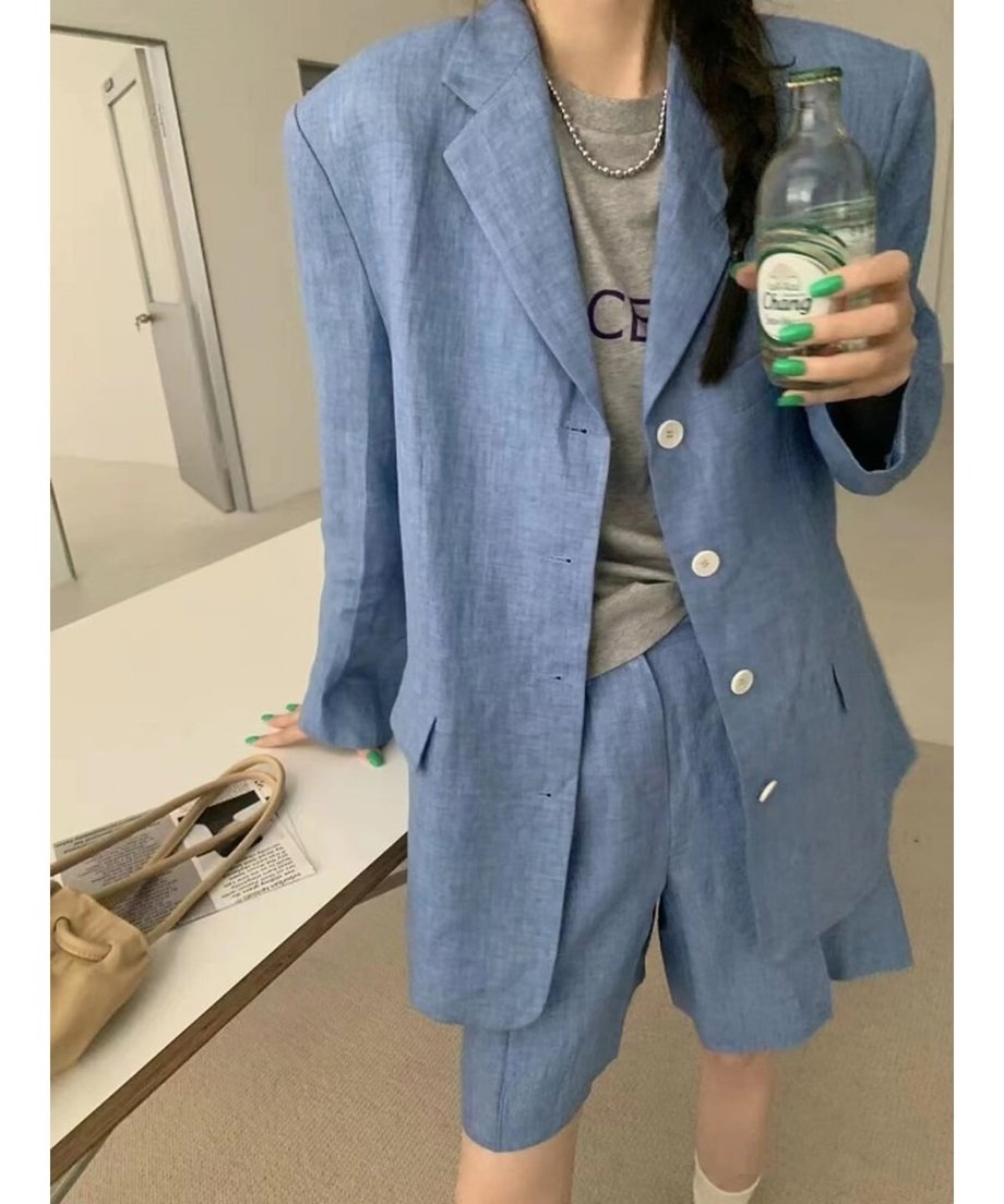 ブルーのセットアップのズーム写真。タック入りのバミューダパンツとジャケットの素材感がわかる。