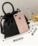 スマートフォン（iPhone Plusサイズ）と並べて比較した、バッグのサイズ詳細（幅20cm、高さ19.5cm、厚み10cm）。