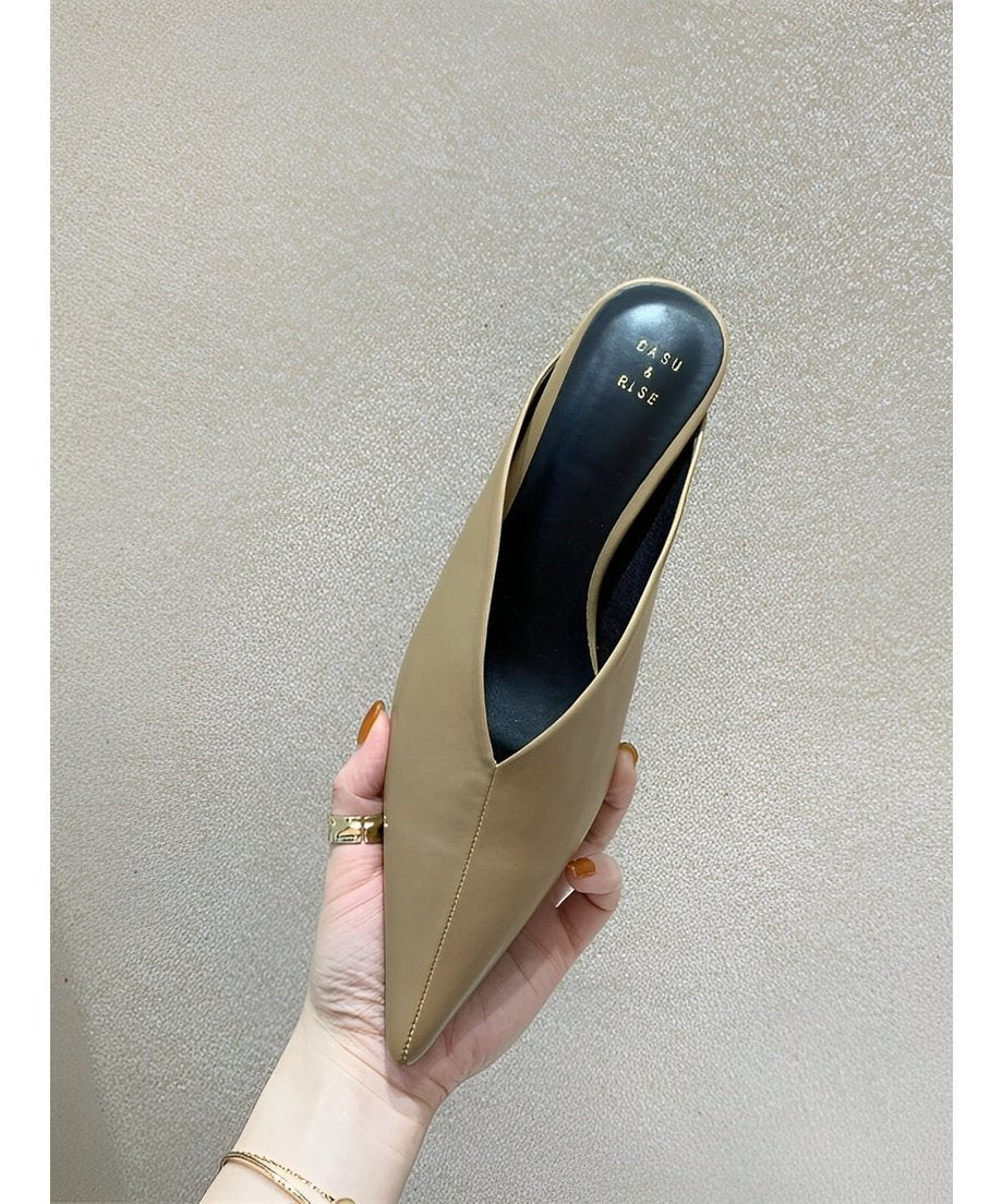 手に持ったカーキのポインテッドトゥミュール。落ち着いたマットな色味