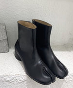美しいシルエットの黒い足袋ショートブーツをやや斜めからみたショット。