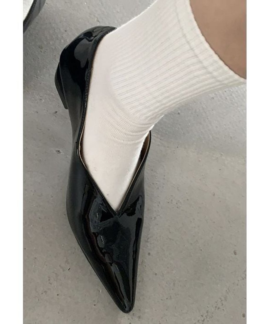 つま先が細く伸びたブラックのVカットフラットシューズの俯瞰写真。