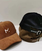 フロントに白いMの刺繍が入ったキャメルカラーのコーデュロイキャップ。バックベルトにはATTITUDEの文字が刻まれています。