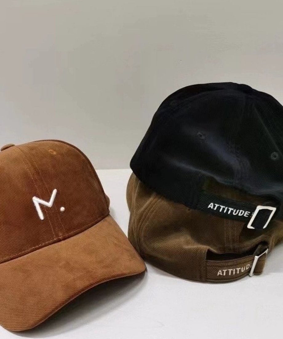 フロントに白いMの刺繍が入ったキャメルカラーのコーデュロイキャップ。バックベルトにはATTITUDEの文字が刻まれています。
