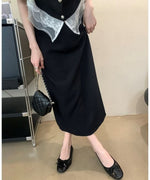 黒いワンピースを着用した女性がスパンコールバレエシューズを履いて立っているショット。手にキルティングのミニバッグを持っている。