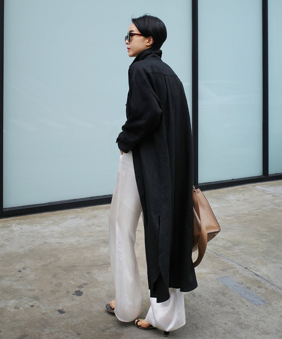 ブラックのロングシャツワンピースの背面。ゆったりとしたシルエットが特徴。